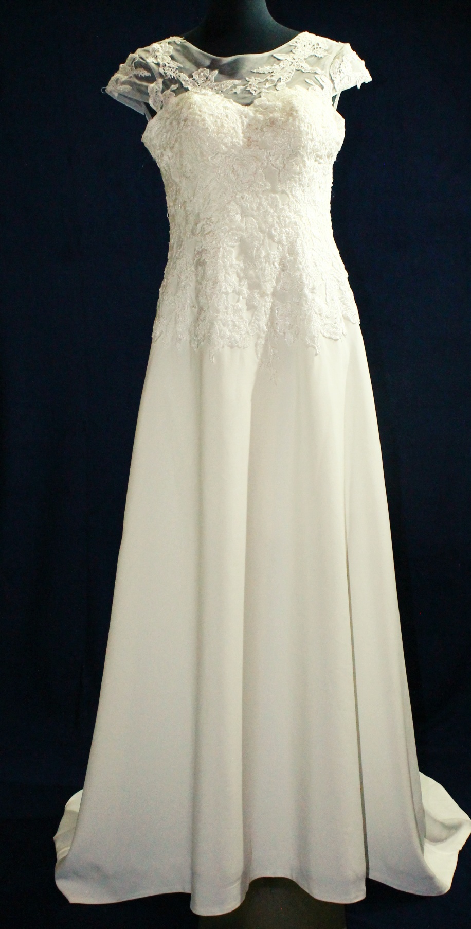 Plain white with a little lace | Revé Bridal